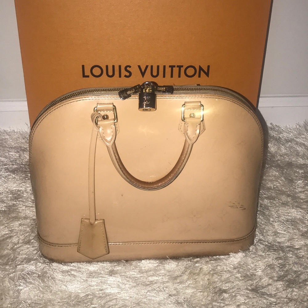 Authentic Louis Vuitton Purse!! - image 1